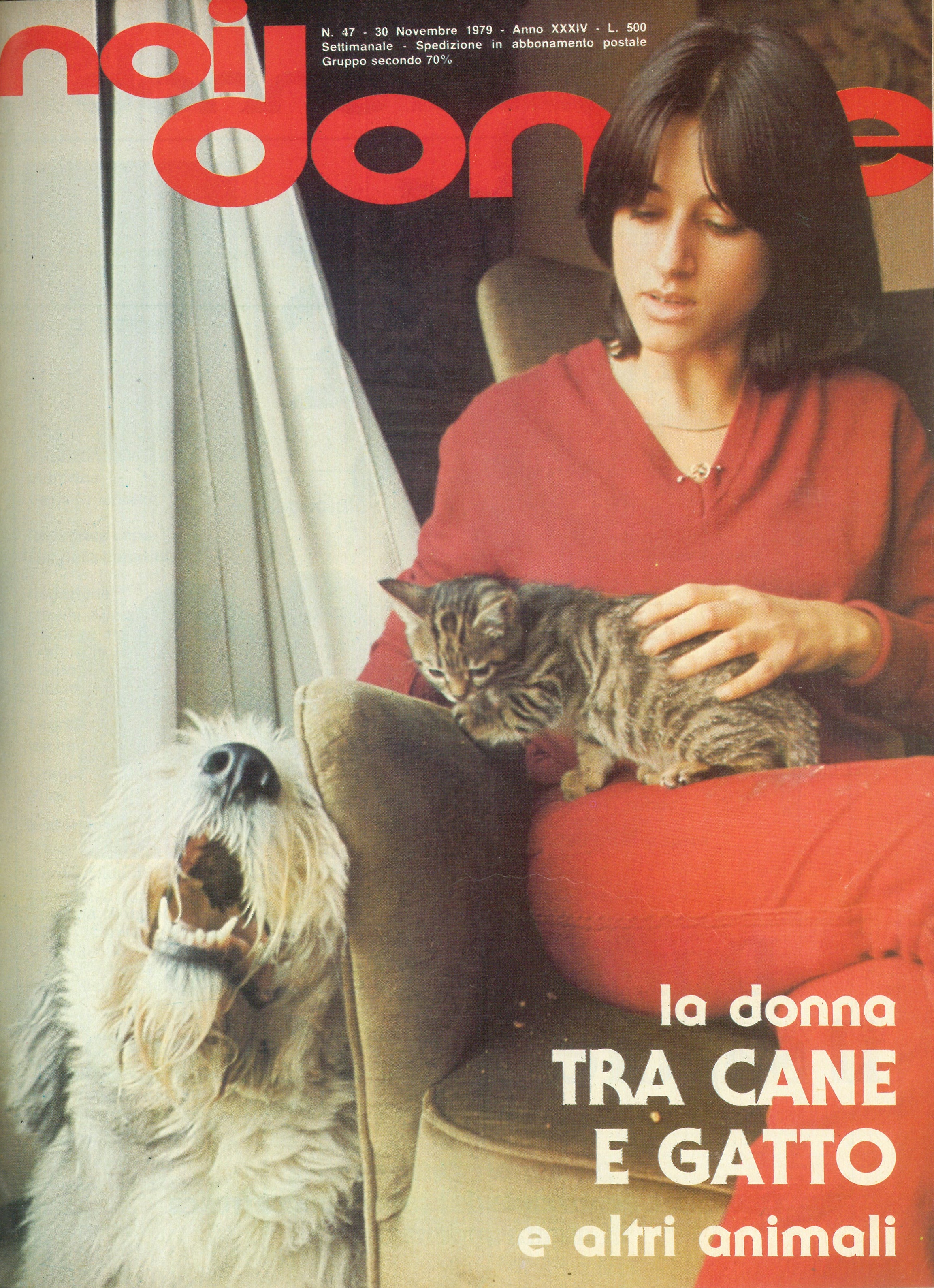 Foto: La donna tra cane e gatto